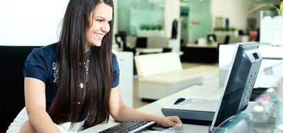 Mujer en escritorio de computadora